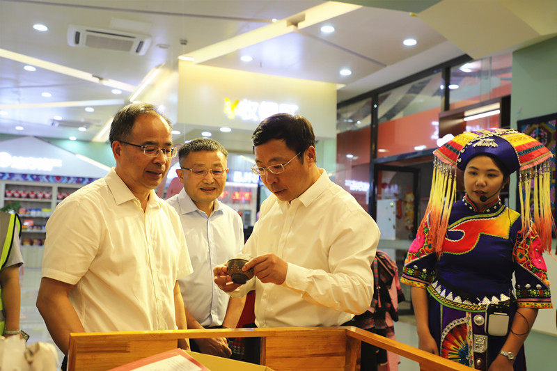 金善文(右二)聽取服務區(qū)農(nóng)產(chǎn)品板塊匯報_副本.jpg